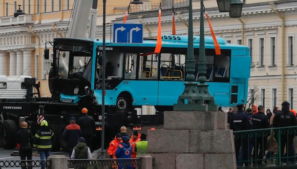 Los socorristas levantan los restos de un autobús del río Moyka en San Petersburgo, Rusia, 10 de mayo de 2024. EFE/EPA/ANATOLY MALTSEV