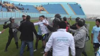 Copa Perú: futbolista agarró del cuello a policía y lo derribó