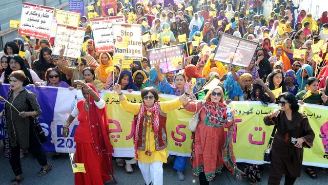 Cientos de mujeres salen a las calles en Pakistán para exigir más derechos