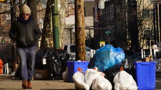 Basura se acumula en las calles de EE.UU. ante casos de ómicron en trabajadores de limpieza