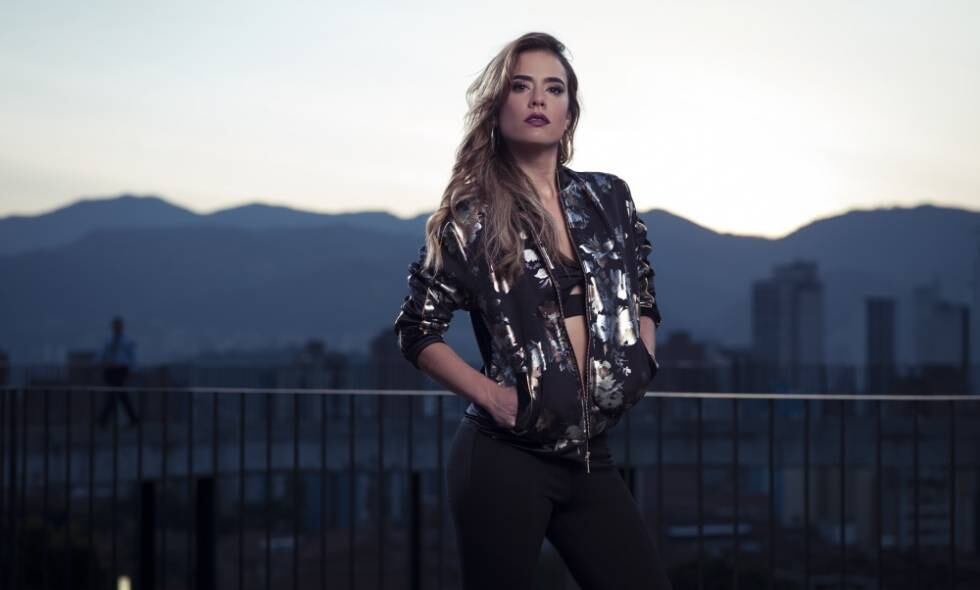Carolina Ramírez interpreta a Yeimy Montoya, una mujer talento, inteligente y carismática. (Foto: Caracol TV)