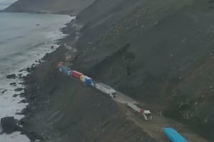 Arequipa: la impresionante y larga cola de vehículos varados por el deslizamiento