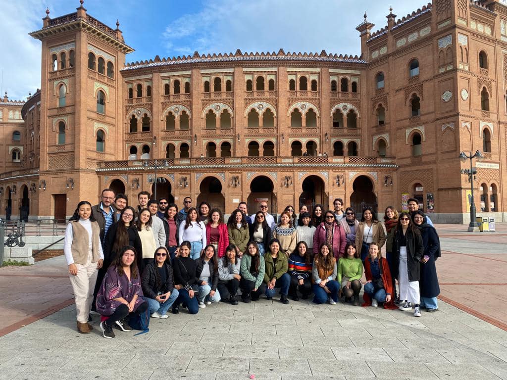 Un grupo de becarios y becarias de la Fundación Carolina realizan una visita guiada por el centro de Madrid. Foto: Fundación Carolina