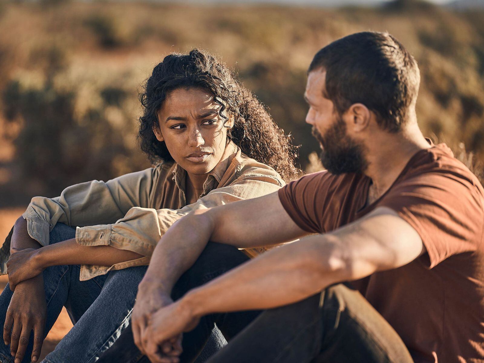 Shalom Brune-Franklin como Luci Miller y Jamie Dornan como Elliot en una escena de la serie "The Tourist" (Foto: BBC)
