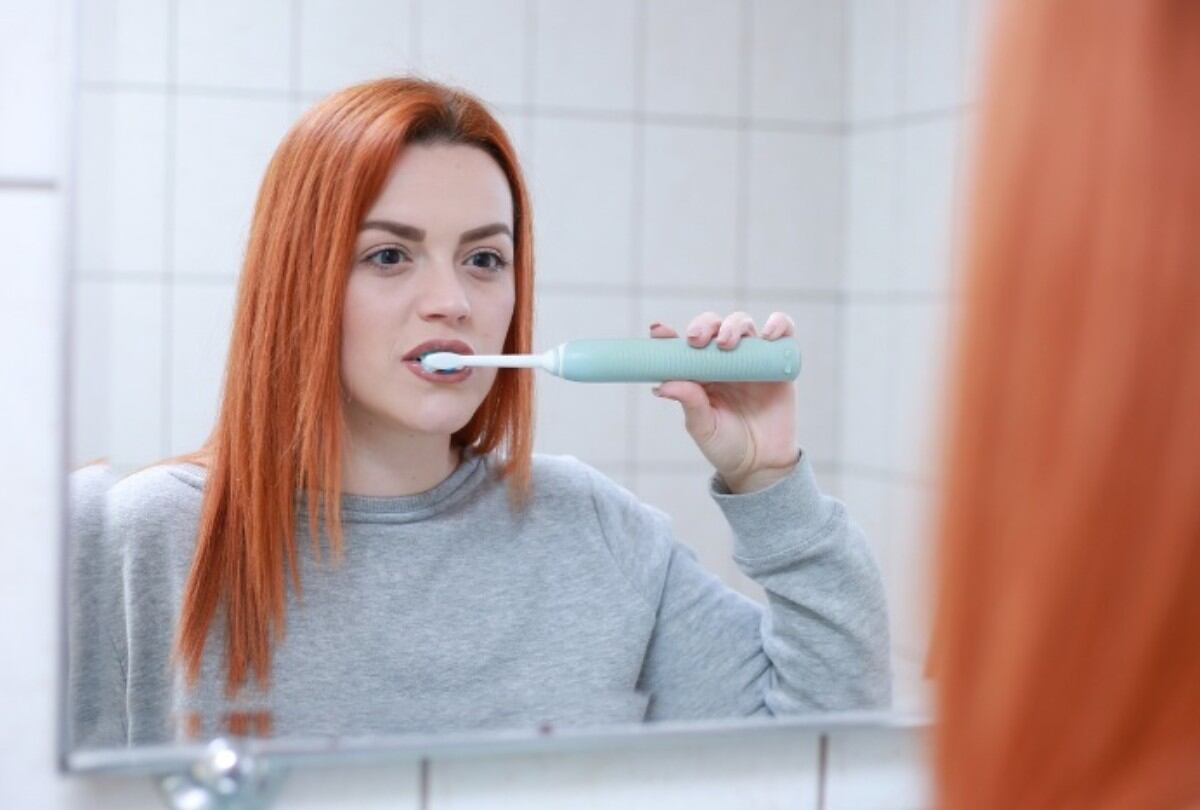 ¿Estás usando el cepillo eléctrico correctamente? Una dentista reveló el error que debes evitar. (Foto referencial: slavoljubovski / Pixabay)