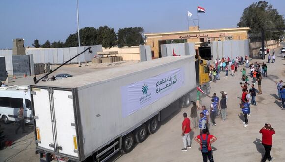 Uno de los 24 camiones con ayuda humanitaria que ingresa a Gaza por Rafah, desde Egipto, el 29 de octubre de 2023. (Foto de Europa Press)