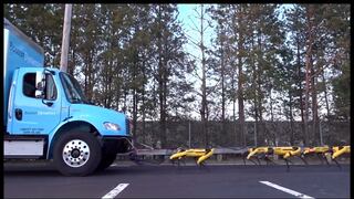 Diez perros robot de Boston Dynamics se unen para remolcar un camión [VIDEO]
