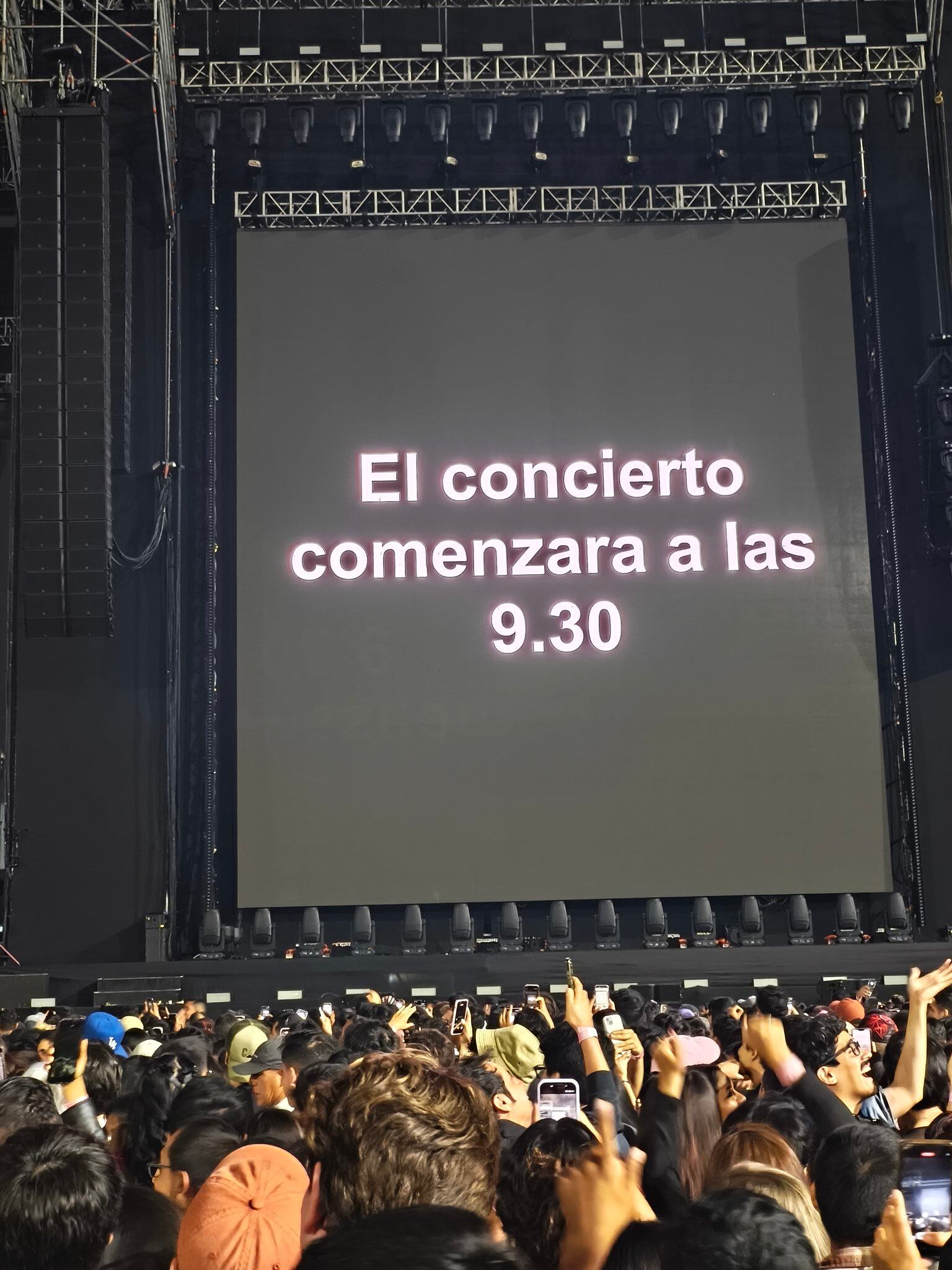 Este fue el anuncio que advertía del retraso en el concierto de Dua Lipa | Foto: x