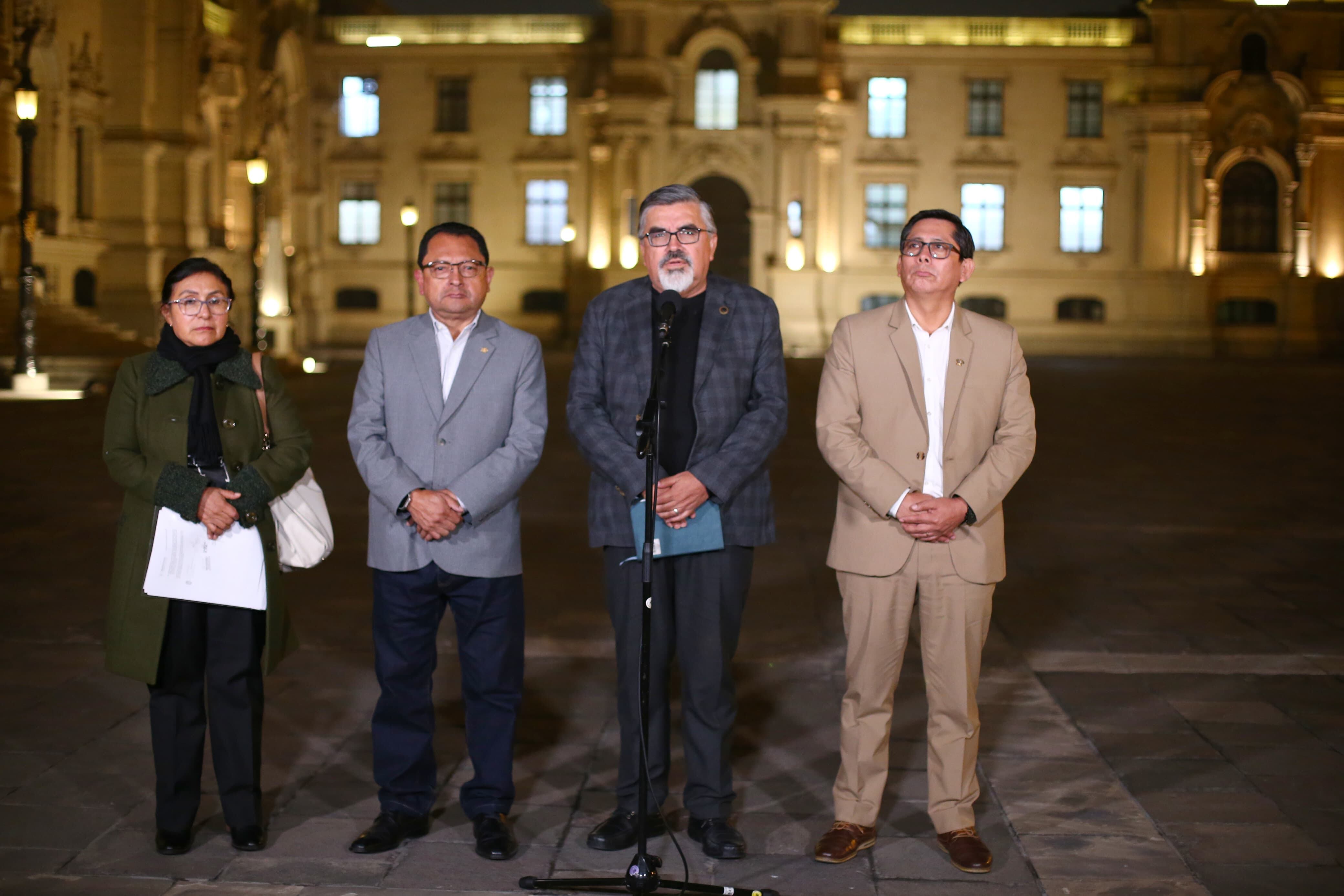 La bancada Bloque Magisterial luego de reunirse con la presidenta Dina Boluarte en Palacio de Gobierno. (Foto: Cesar Bueno / @photo.gec)