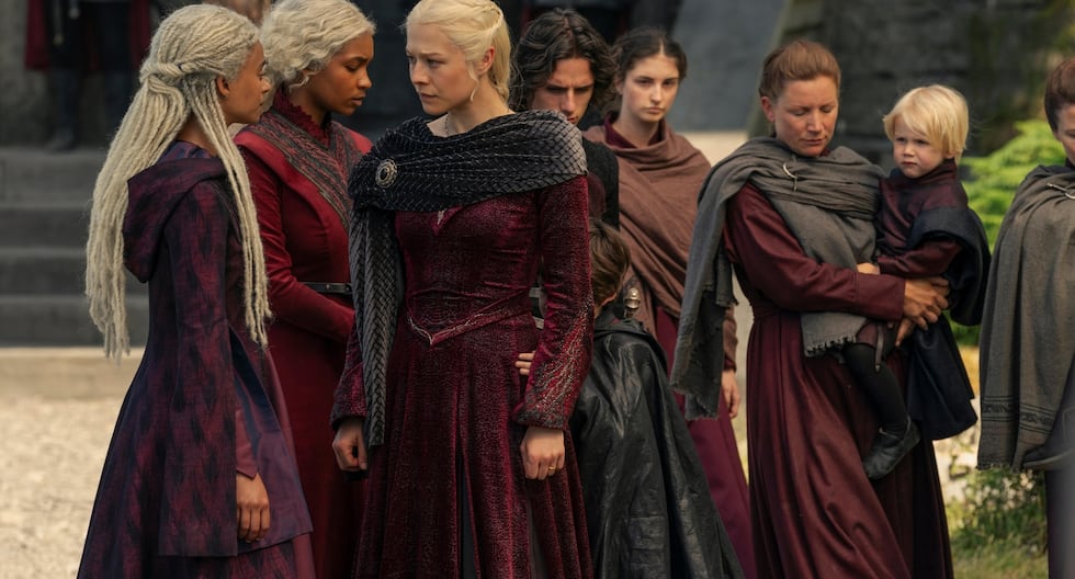 Rhaenyra Targaryen (Emma D'Arcy) se despide de Rhaena (Phoebe Campbell) y sus hijos menores en "House of the Dragon".