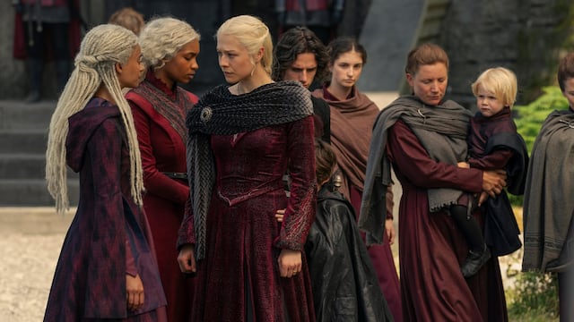 Rhaenyra Targaryen (Emma D'Arcy) se despide de Rhaena (Phoebe Campbell) y sus hijos menores en "House of the Dragon".