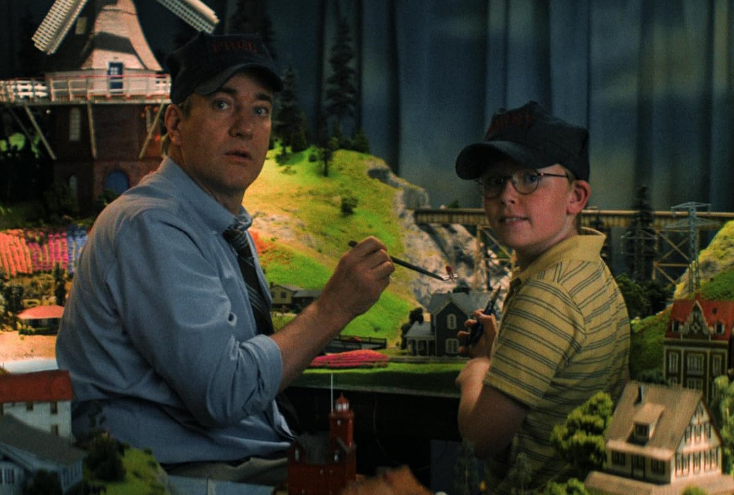Matthew Macfadyen como Fred Vandergroot y Jude Hill como Harry Vandergroot en la película de suspenso y misterio "Holland" (Foto: Amazon Prime Video)