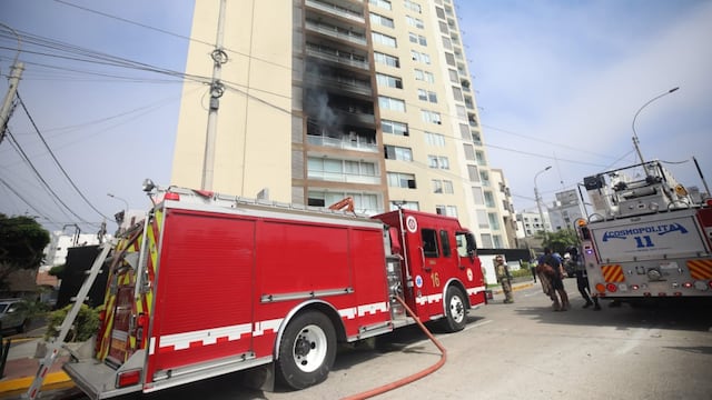 Bomberos atienden incendio en edificio familiar de Barranco