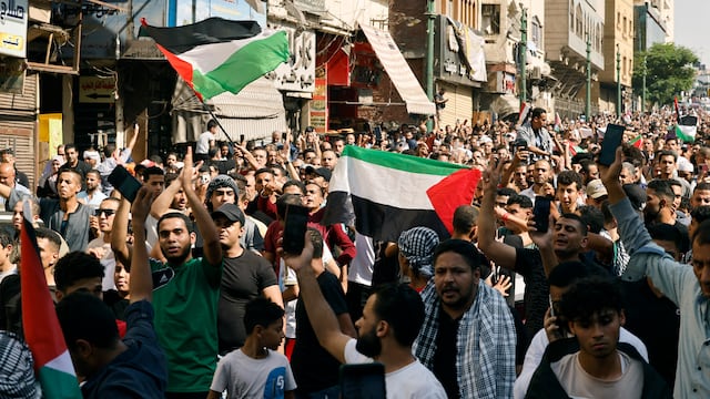 Decenas de miles de egipcios se manifiestan en favor de Gaza