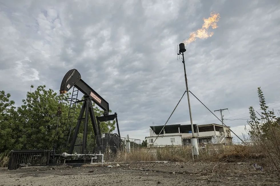 Fotografía de archivo que muestra plataformas petrolíferas, en Cabimas (Venezuela). Foto: EFE/ Henry Chirinos