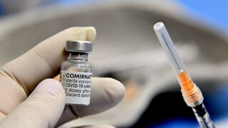 Un antivacuna italiano intenta vacunarse contra el coronavirus con un falso brazo de silicona