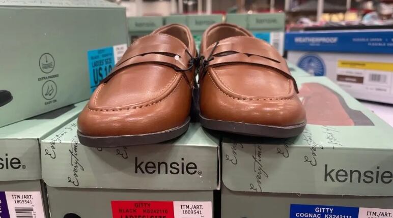 Estos zapatos ligeros para mujer tienen una plantilla acolchada y un diseño sin cordones para una mayor comodidad (Foto: Costco)
