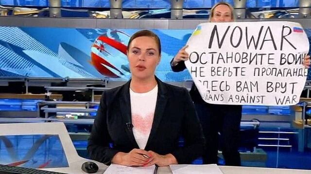 Reportera rusa que protestó en televisión contra la guerra en Ucrania es condenada a 8 años de cárcel en ausencia