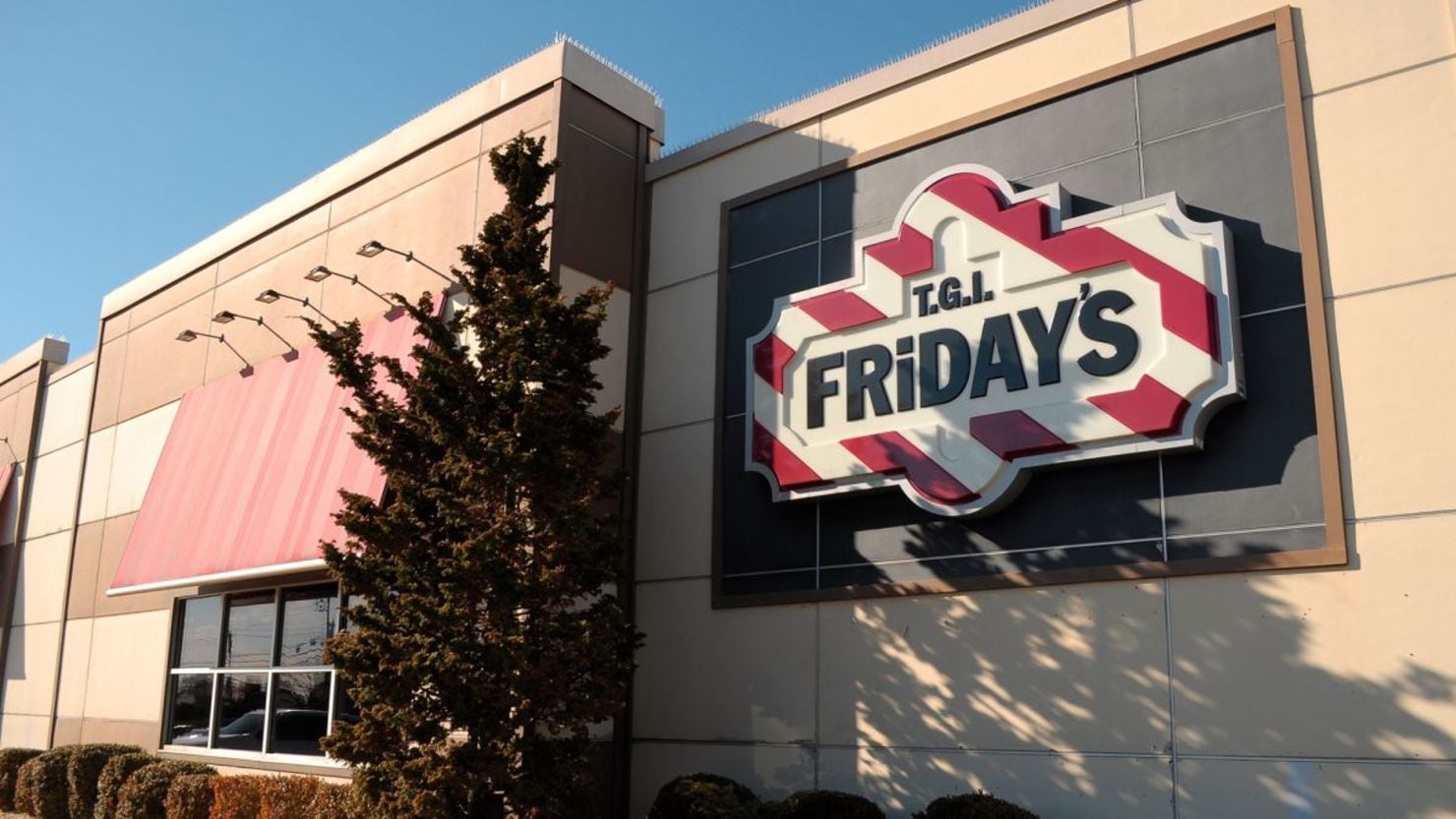 Los restaurantes como TGI Fridays mantienen menús infantiles gratis o menús por un dólar en California y Arizona mientras duren las restricciones (Foto: EFE)
