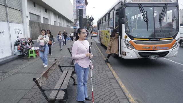 Personas con discapacidad visual en Lima gastan hasta el triple de tiempo y dinero para movilizarse | INFORME