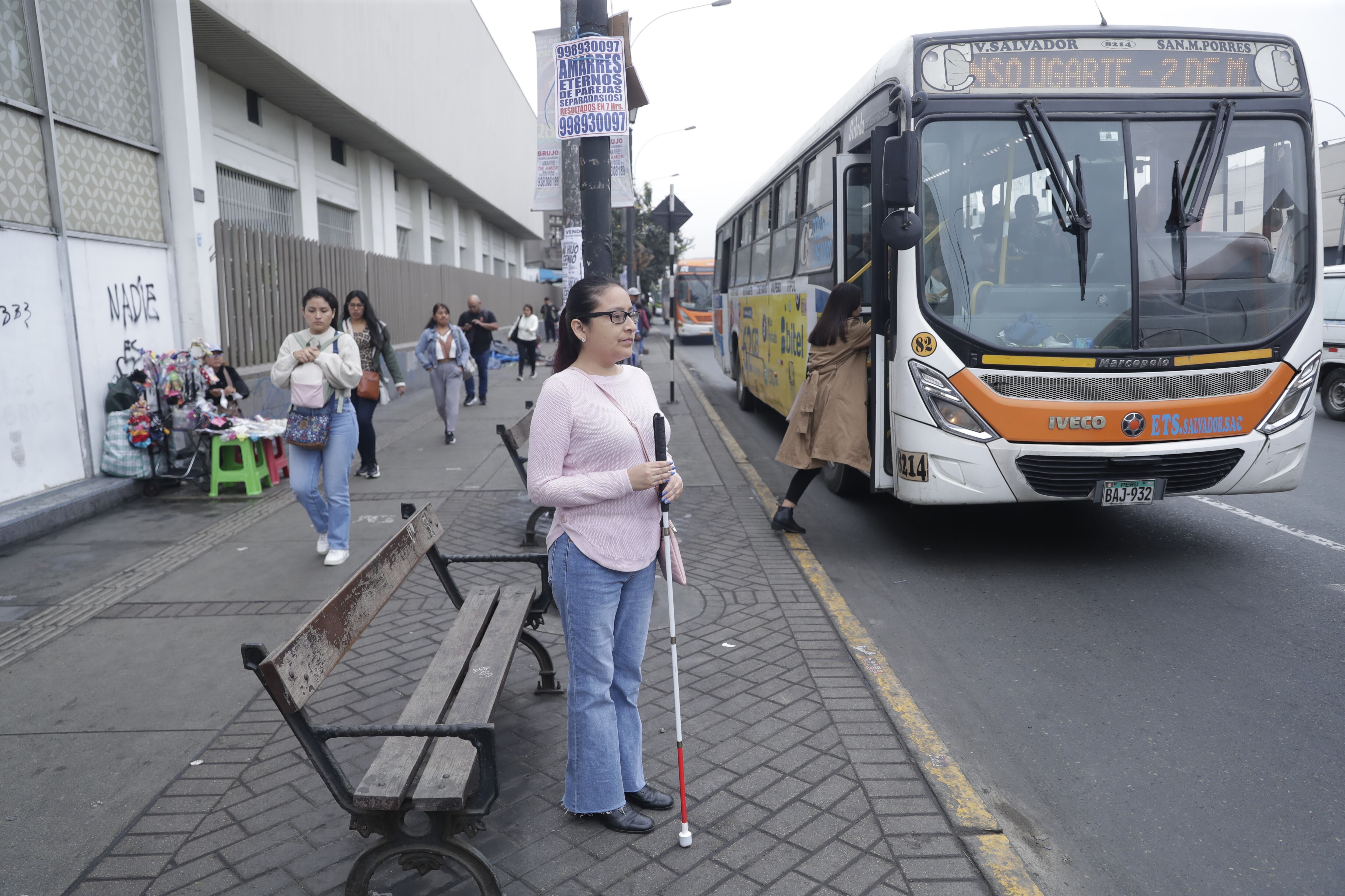 Johanna Contreras espera a que un bus de transporte público acceda a recogerla. Foto: Hugo Pérez | GEC