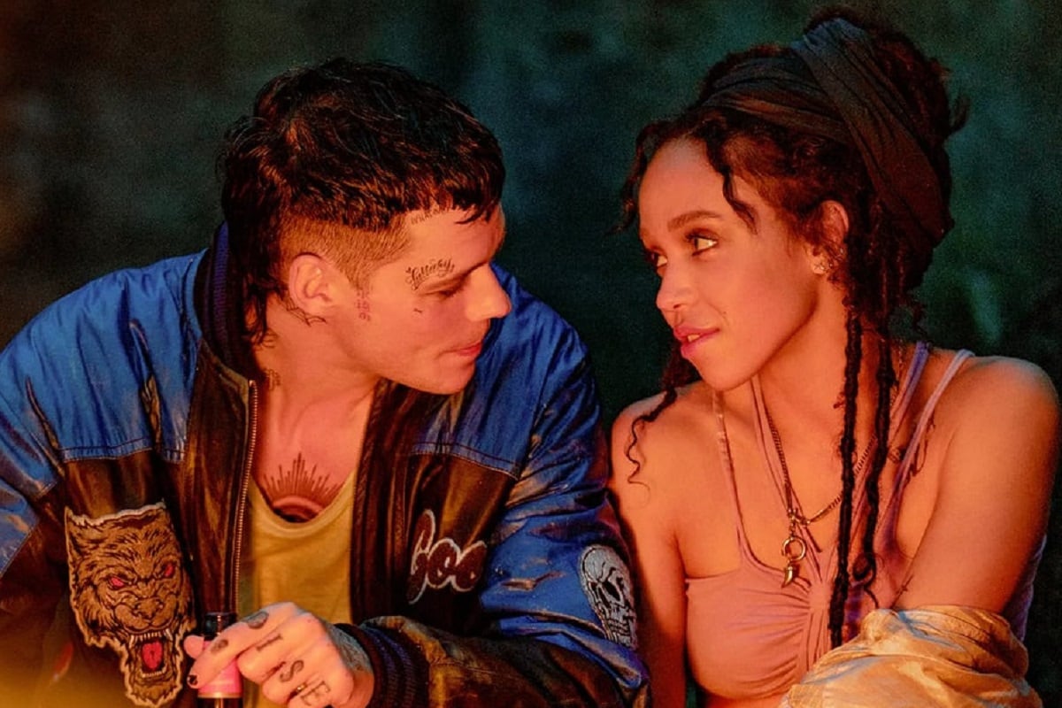 Bill Skarsgård como Eric Draven / El cuervo y FKA Twigs como Shelly Webster en la película "The Crow" (Foto: Lionsgate)