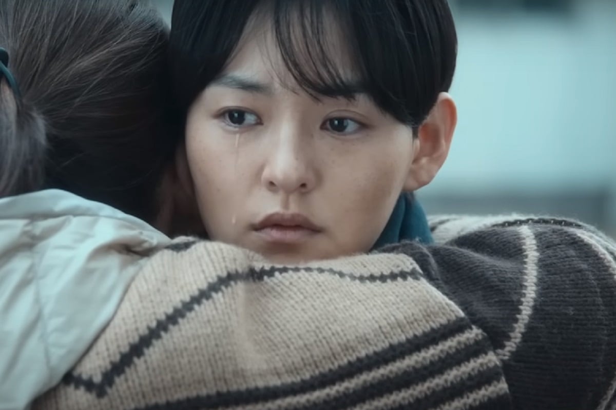 Kim Yoon-hye como Kang In-ah, una comandante a cargo de un grupo de personas, en la serie surcoreana "Adiós, Tierra" (Foto: Netflix)