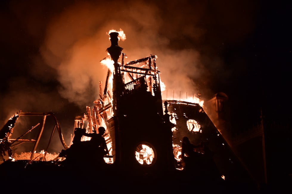 El histórico edificio del ayuntamiento de Limoges terminó destruido. (Foto de Pascal LACHENAUD / AFP).