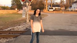 La heroica acción de una joven de EEUU al salvar a una mujer en silla de ruedas de las vías del tren