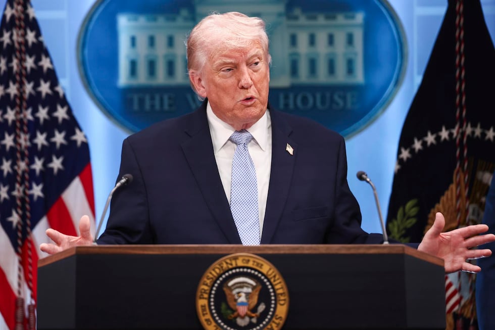 El presidente de Estados Unidos Donald Trump informa a los medios de comunicación sobre Irán el 6 de abril de 2026. (EFE/EPA/JIM LO SCALZO).