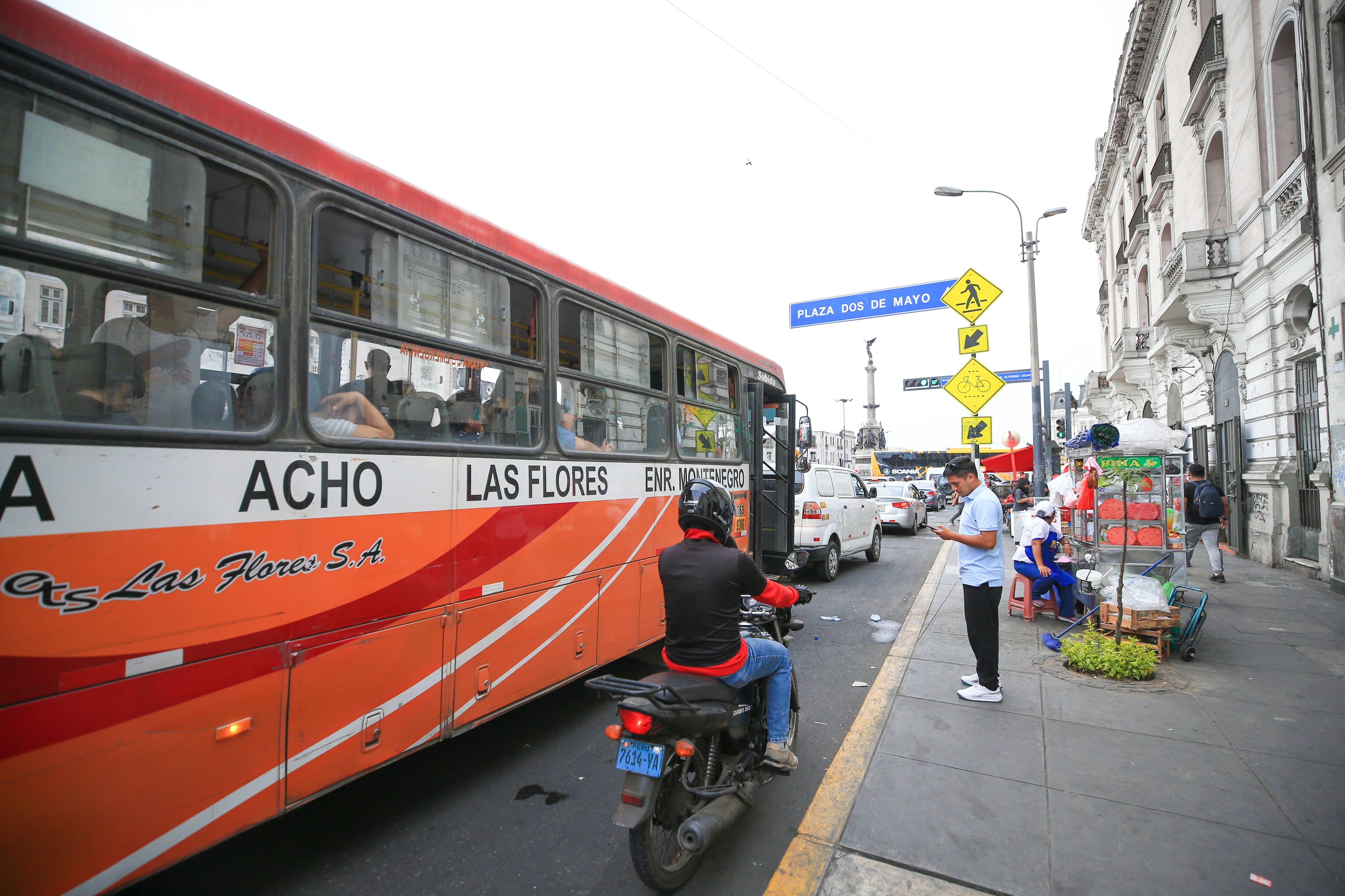 Paradero Dos de Mayo sin señalización ni información sobre el servicio del AeroDirecto. Foto: César Bueno.