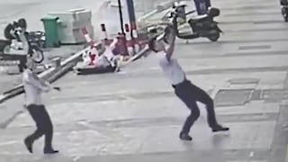Un hombre salva a una niña de morir tras caer de un quinto piso en China | VIDEO