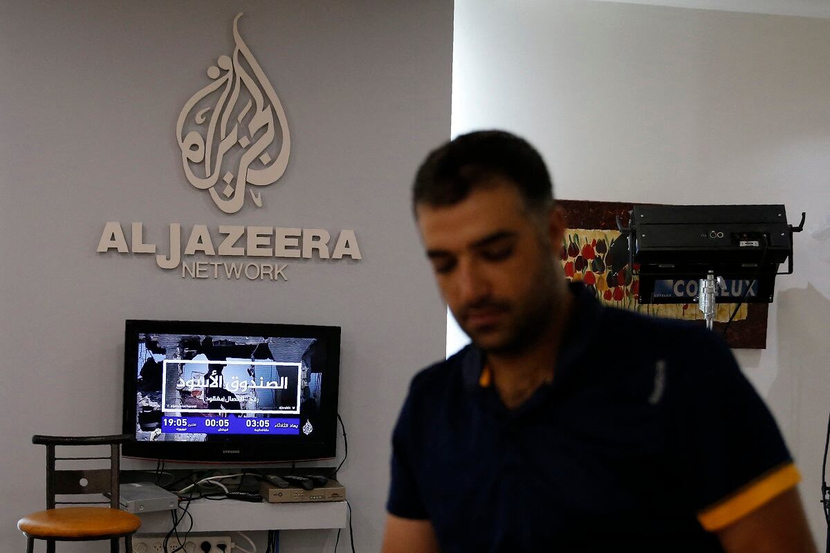 Empleados de la cadena de noticias y canal de televisión Al Jazeera, con sede en Qatar, en su oficina de Jerusalén, el 31 de julio de 2017. (Foto de AHMAD GHARABLI / AFP)