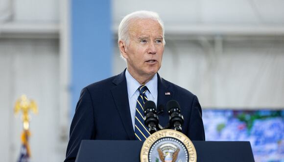 El presidente de EE. UU., Joe Biden, pronuncia un comentario después de una sesión informativa sobre los esfuerzos de reconstrucción y reparación de emergencia de la carretera interestatal 95, en Filadelfia, Pensilvania, el 17 de junio de 2023. (Foto de Julia Nikhinson / AFP)