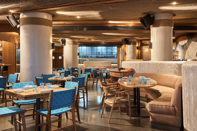 Los tonos turquesa dominan el ambiente de La Mar Madrid, combinados con madera de mongoi y bambú.