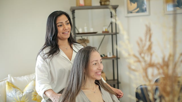 El salón de belleza donde analizan el cabello con microscopio y brindan tratamientos personalizados