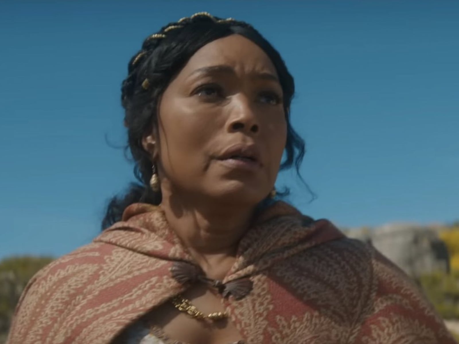 Angela Basset como Lady Bayford, la madrastra de Elodie, en una escena conmovedora de "Damisela" (Foto: Netflix)