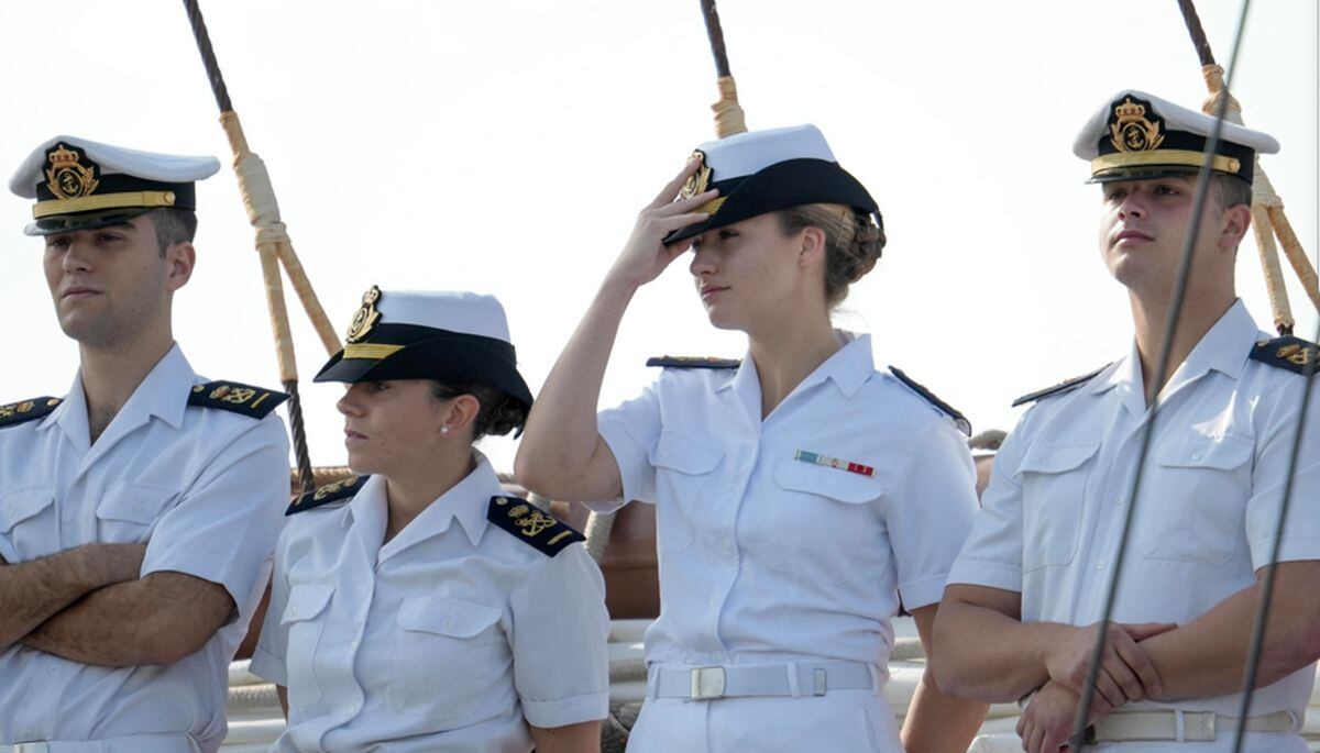 La Princesa de Asturias, Leonor de Borbón (2d), heredera de la corona española, llega al puerto peruano del Callao a bordo del buque escuela de la Armada Juan Sebastian Elcano. EFE/John Reyes