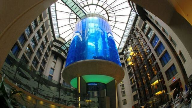 El gigantesco acuario con un millón de litros de agua y 1.500 peces que estalló en un hotel en Berlín