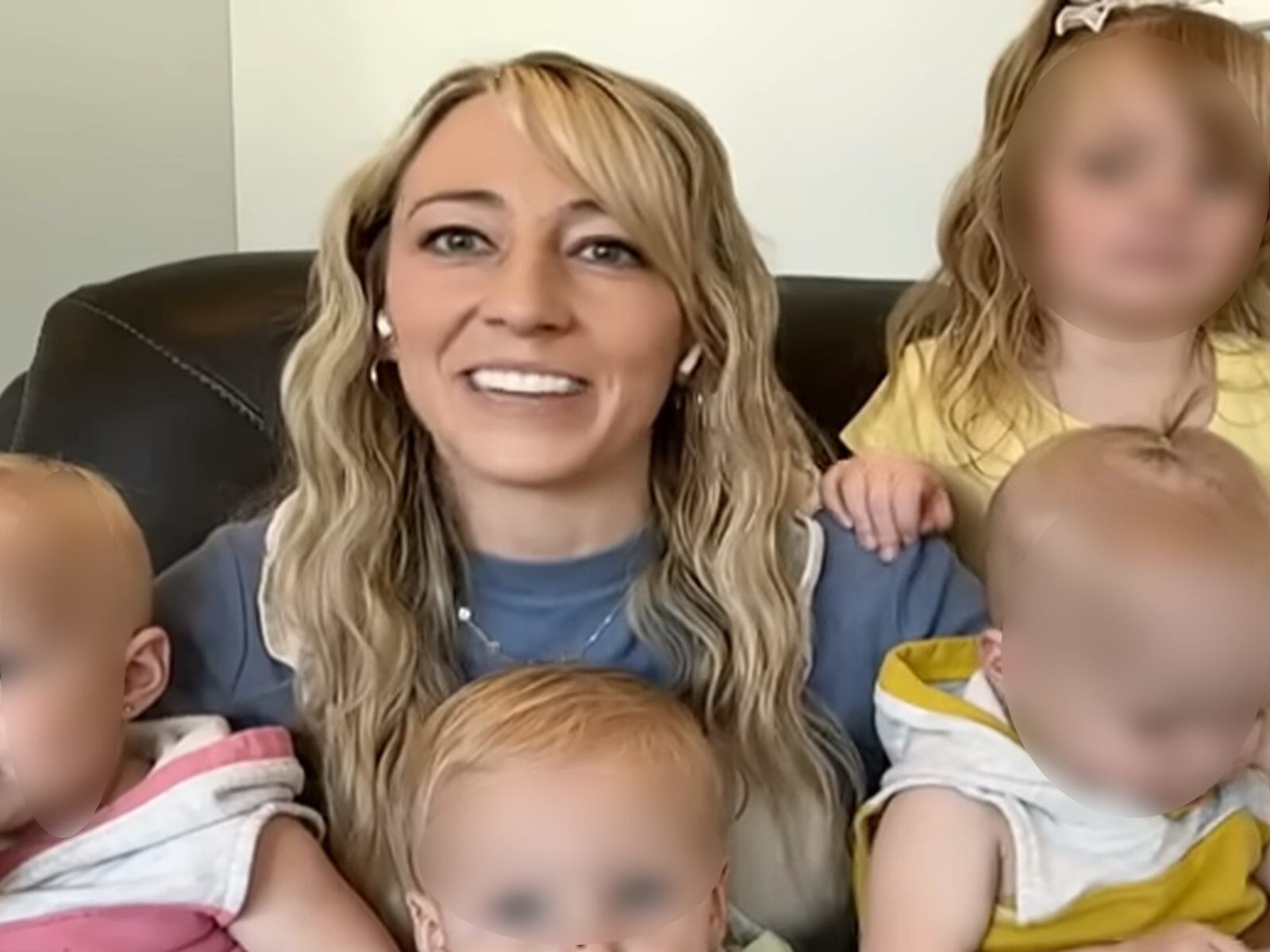 VIDEO VIRAL | En esta imagen se aprecia a la madre que fue convocada para servir como jurado y tuvo que ir con sus cuatro hijos tras no hallar niñera. (Foto: Inside Edition / YouTube)