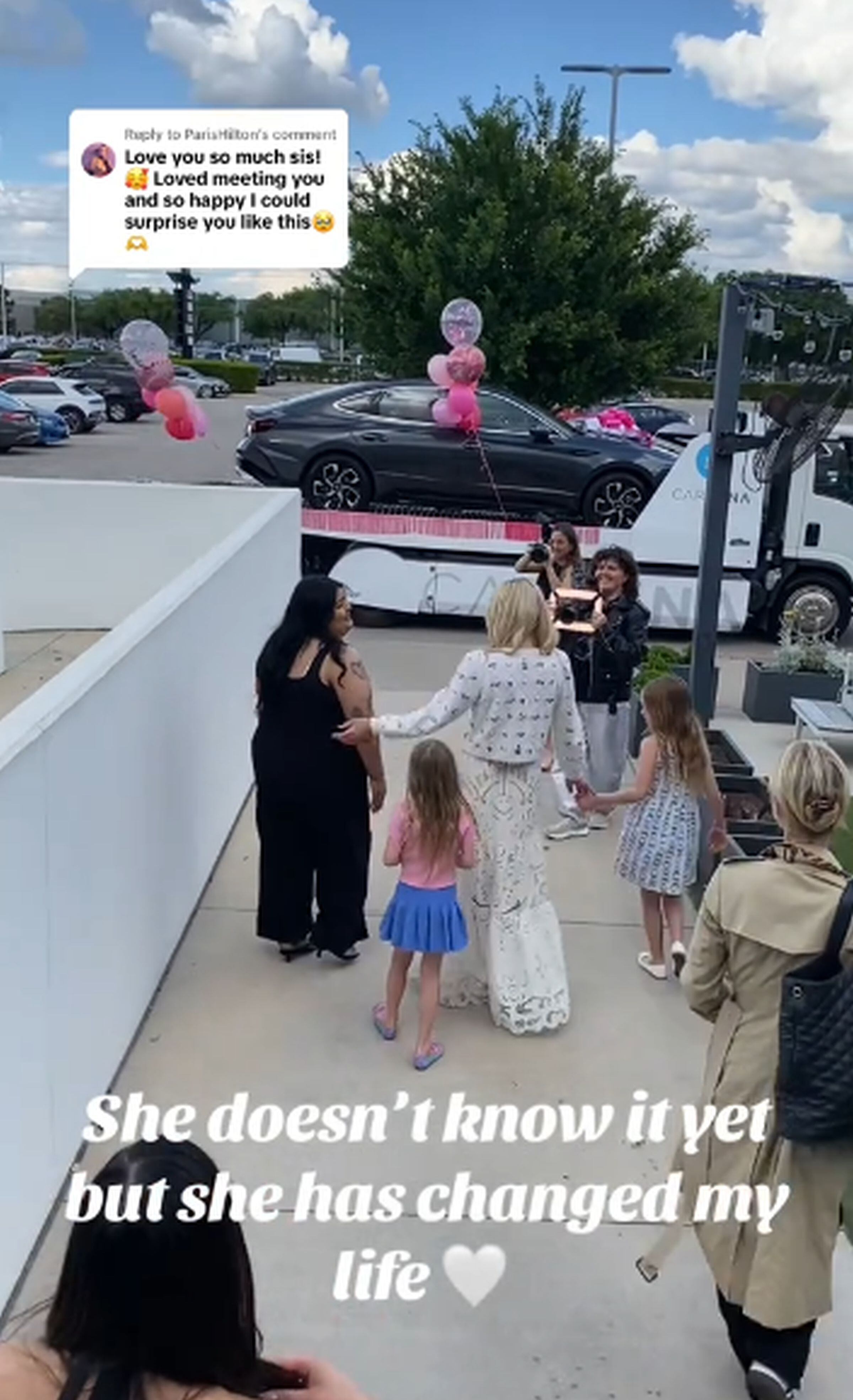 Paris Hilton le obsequió un carro nuevo a una fan que le informó que su auto se había incendiado. (Foto: @bibianagonzalez75 / TikTok)