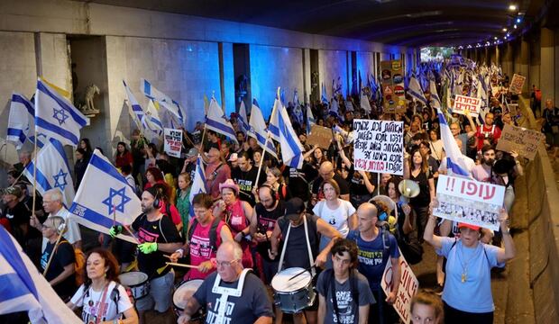 Manifestantes antigubernamentales marchan en una protesta frente a la Knesset, el parlamento israelí, hacia la residencia del primer ministro israelí Benjamin Netanyahu en Jerusalén, el 4 de julio de 2024 | Foto: EFE/EPA/ABIR SULTAN