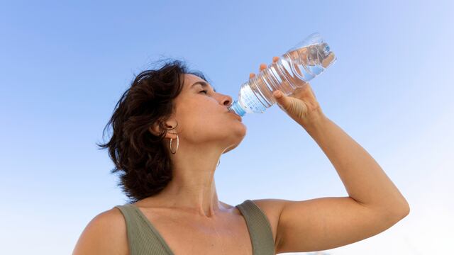 Irritabilidad, delirios, náuseas, vómitos y hasta taquicardias: los riesgos de un golpe de calor y la importancia de una buena hidratación 