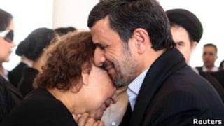 Mahmoud Ahmadinejad recibió críticas por abrazar a madre de Hugo Chávez