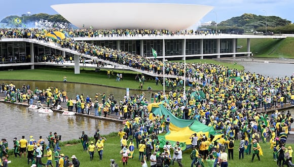 Partidarios del expresidente brasileño Jair Bolsonaro realizan una manifestación en la Esplanada dos Ministerios de Brasilia el 8 de enero de 2023. (Foto de EVARISTO SA / AFP)