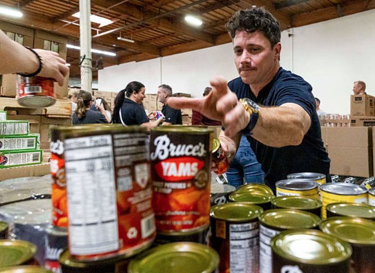 La organización California Association of Food Banks (CAFB) lidera una red de 42 bancos de alimentos distribuidos por todo el estado, con un objetivo claro: erradicar el hambre y garantizar el acceso a una alimentación saludable para todos los californianos. (Foto: Getty Images)