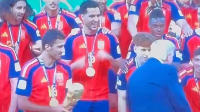 El viral baile de Mikel Merino imitando a Donald Trump en la celebración de España Campeón del Mundo