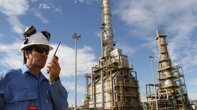 El Gobierno buscaría despedir a un número considerable de trabajadores de la petrolera estatal.