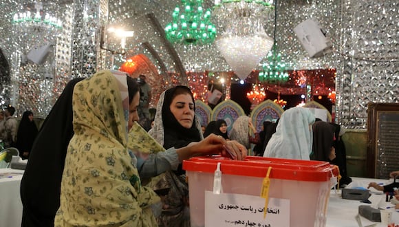 Las mujeres iraníes emiten sus votos en una mesa electoral durante las elecciones presidenciales en el santuario de Saleh en Teherán, Irán, 05 de julio de 2024. EFE/EPA/STR