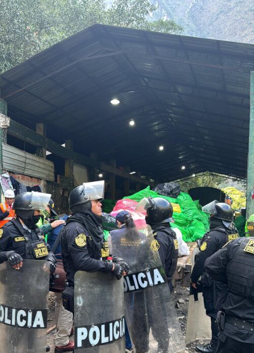 Policías resguardan estaciones ferroviarias. Foto: difusión